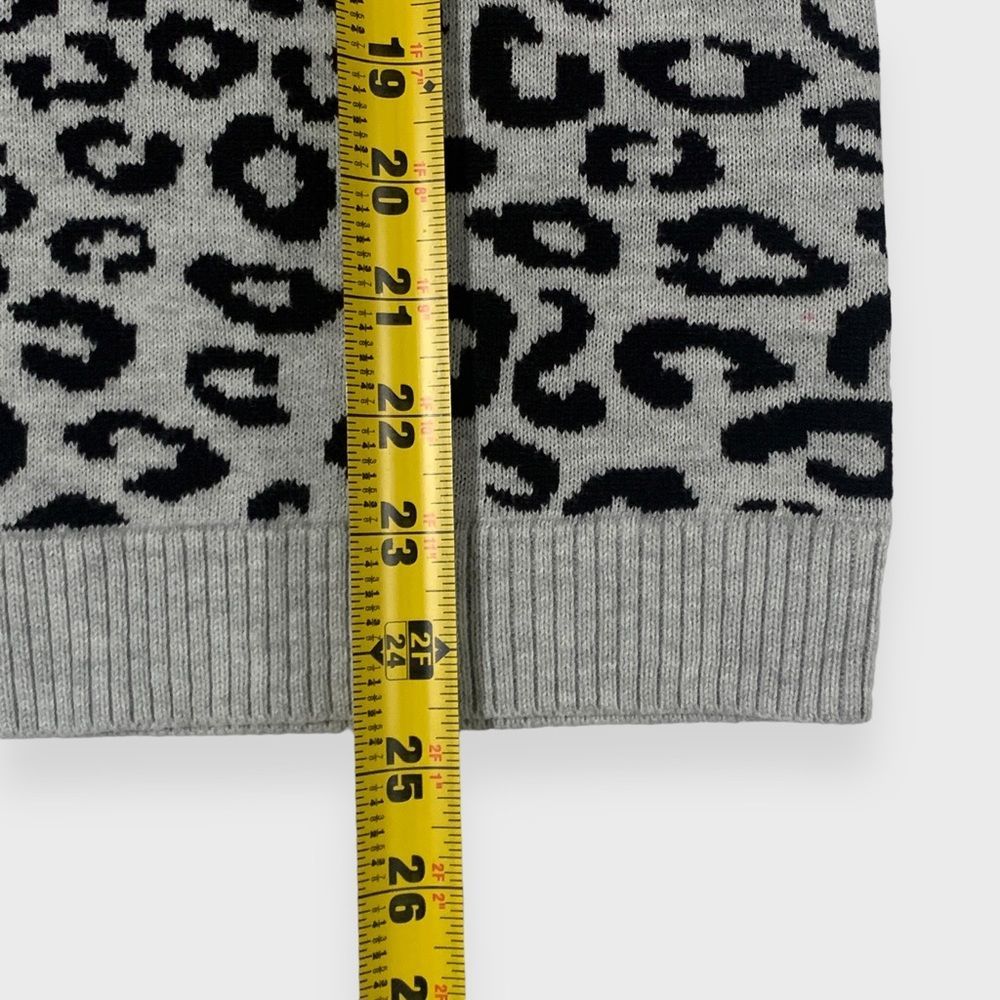 Croft & Barrow Leopard Print Sweater Gray Size Medium Womens Animal Print V-Neck - Picture 7 of 12
